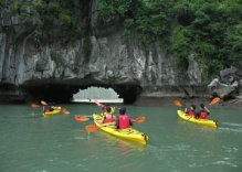 Chèo thuyền kayak ở vịnh Hạ Long