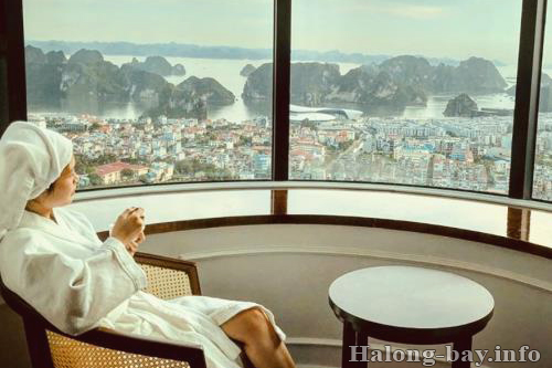 Check-in ô cửa sổ cực ảo tại khách sạn view cao nhất Hạ Long