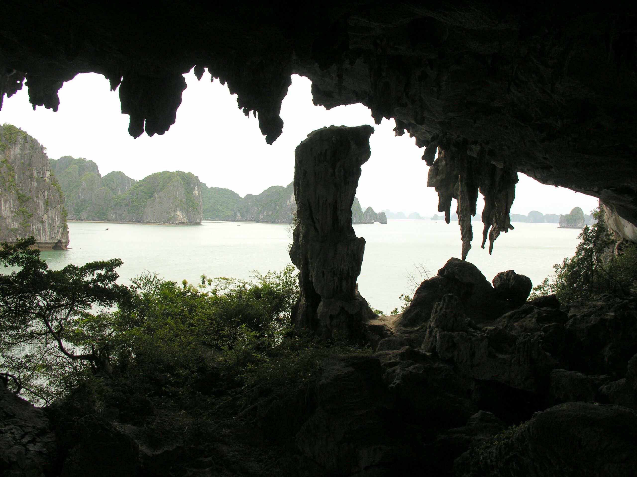 Hang Trống Hạ Long