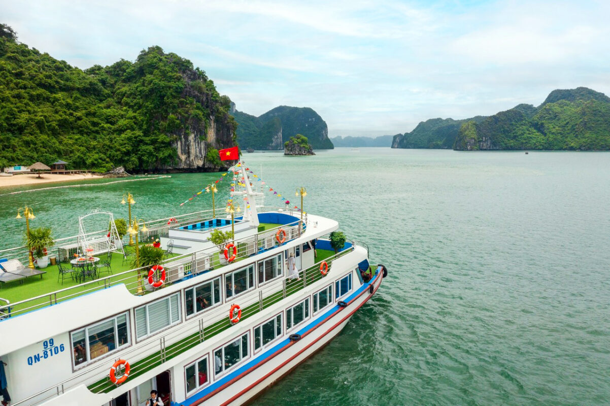 tàu ghép thăm quan Hạ Long tiêu chuẩn 5 sao