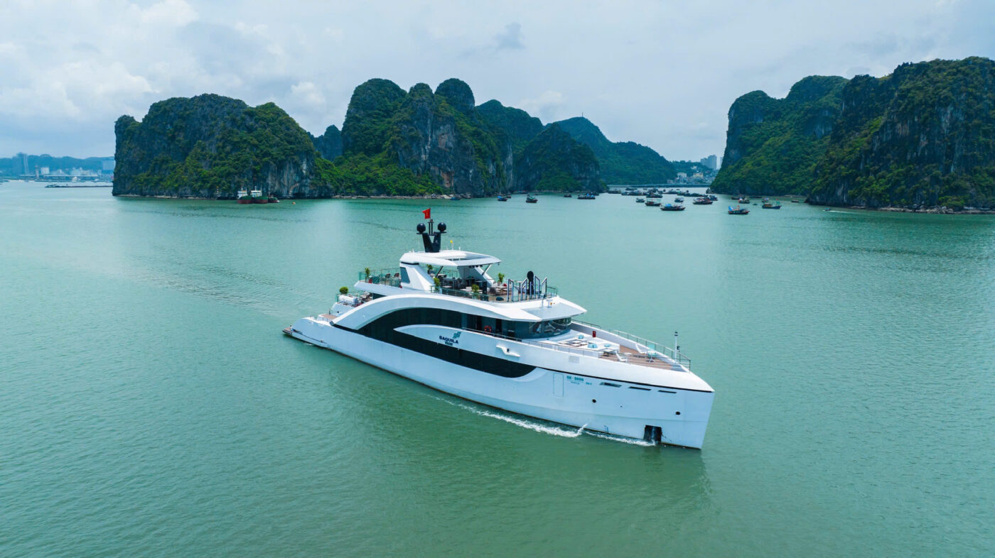 Du thuyền ăn tối trên vịnh Hạ Long
