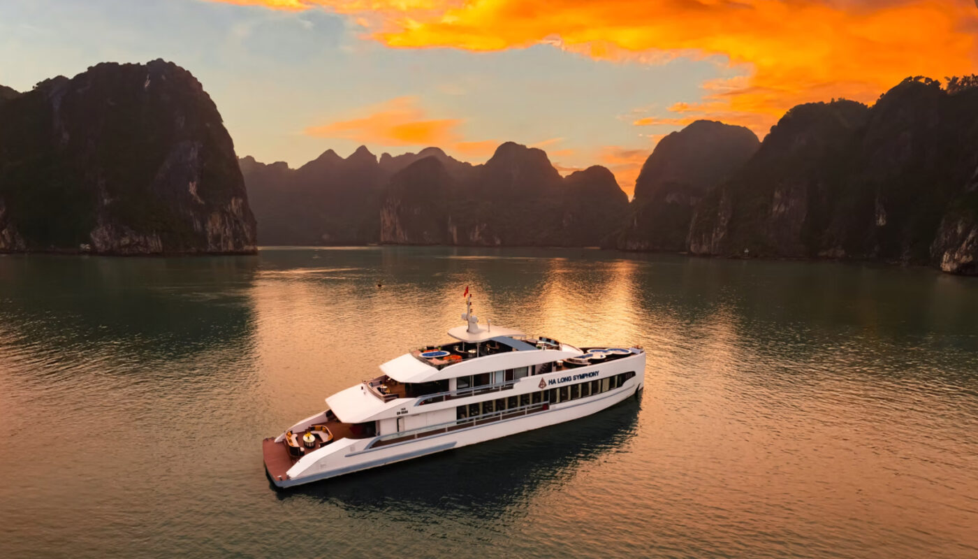 Du thuyền ăn tối trên vịnh Hạ Long