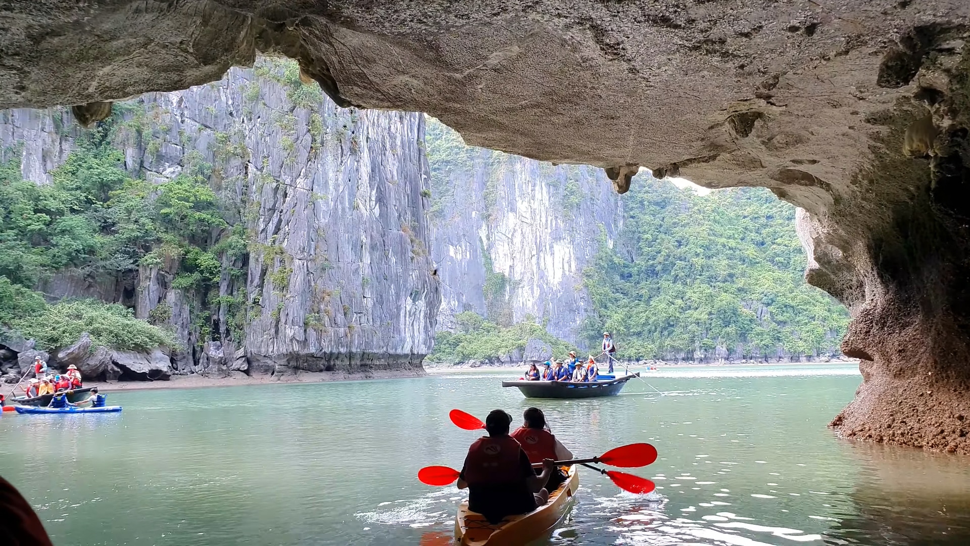 Tham gia hoạt động trèo kayak ở Hang Luồn