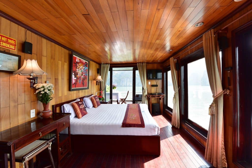 thuê tàu ngủ đêm trên vịnh Hạ Long