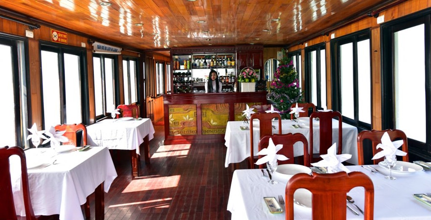 Tầng nhà hàng trên tàu riêng ngủ đêm trên vịnh Hạ Long